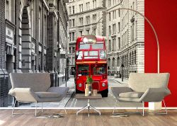 Φωτοταπετσαρία τοίχου με θέμα ένα κόκκινο λεωφορείο μέσα σε στενό δρόμο