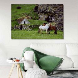 Πίνακας σε καμβά - Άλογα δίπλα σε σπίτι